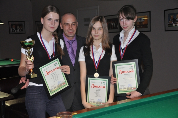 Призеры - девушки до 18 лет и гл. судья Третьяков Евгений Алексеевич